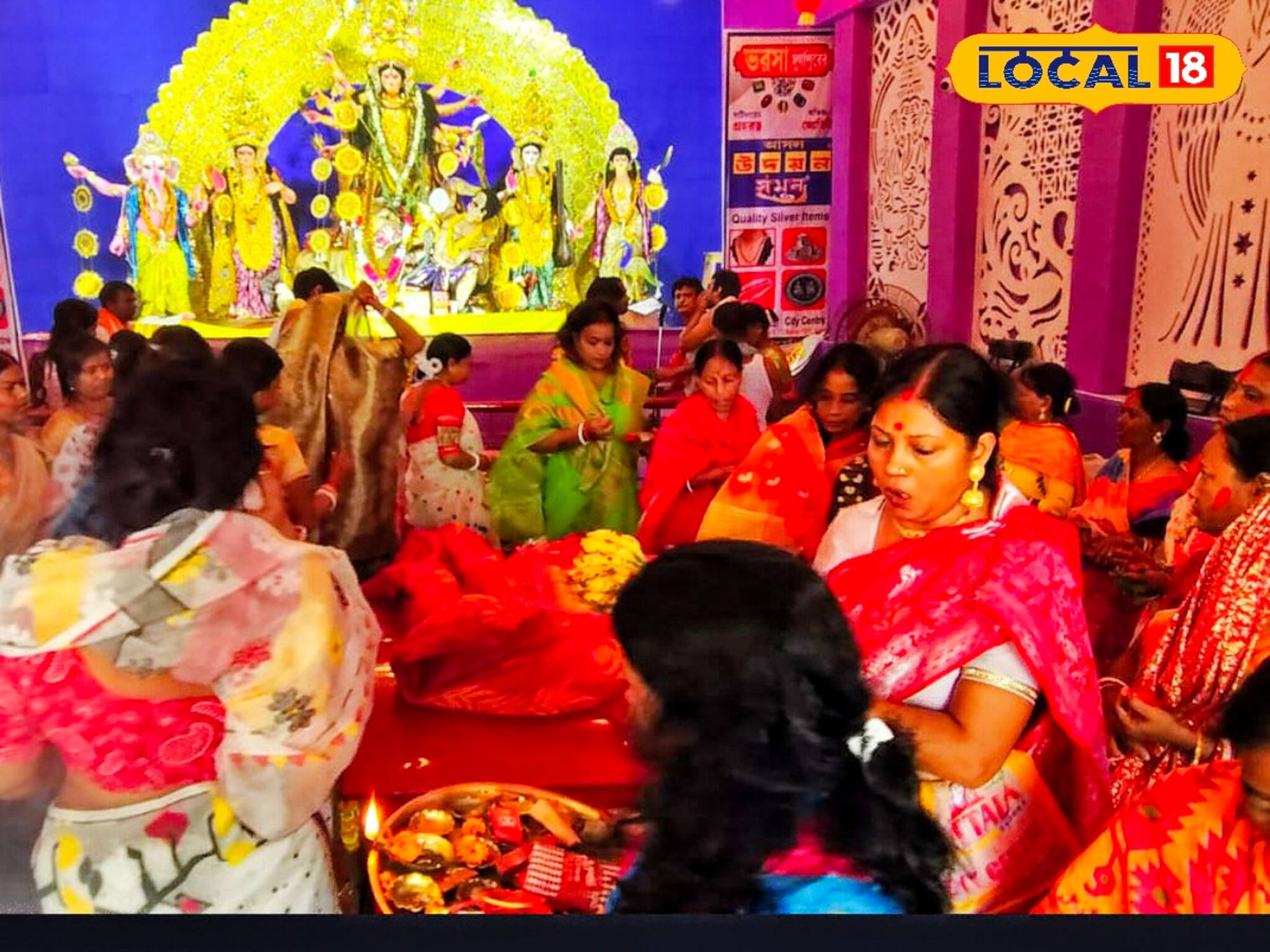 সংসার সামলে বিগ বাজেটের পুজো! চাঁদা তোলা থেকে প্রতিমা বিসর্জন দশভূজাদের হাতেই