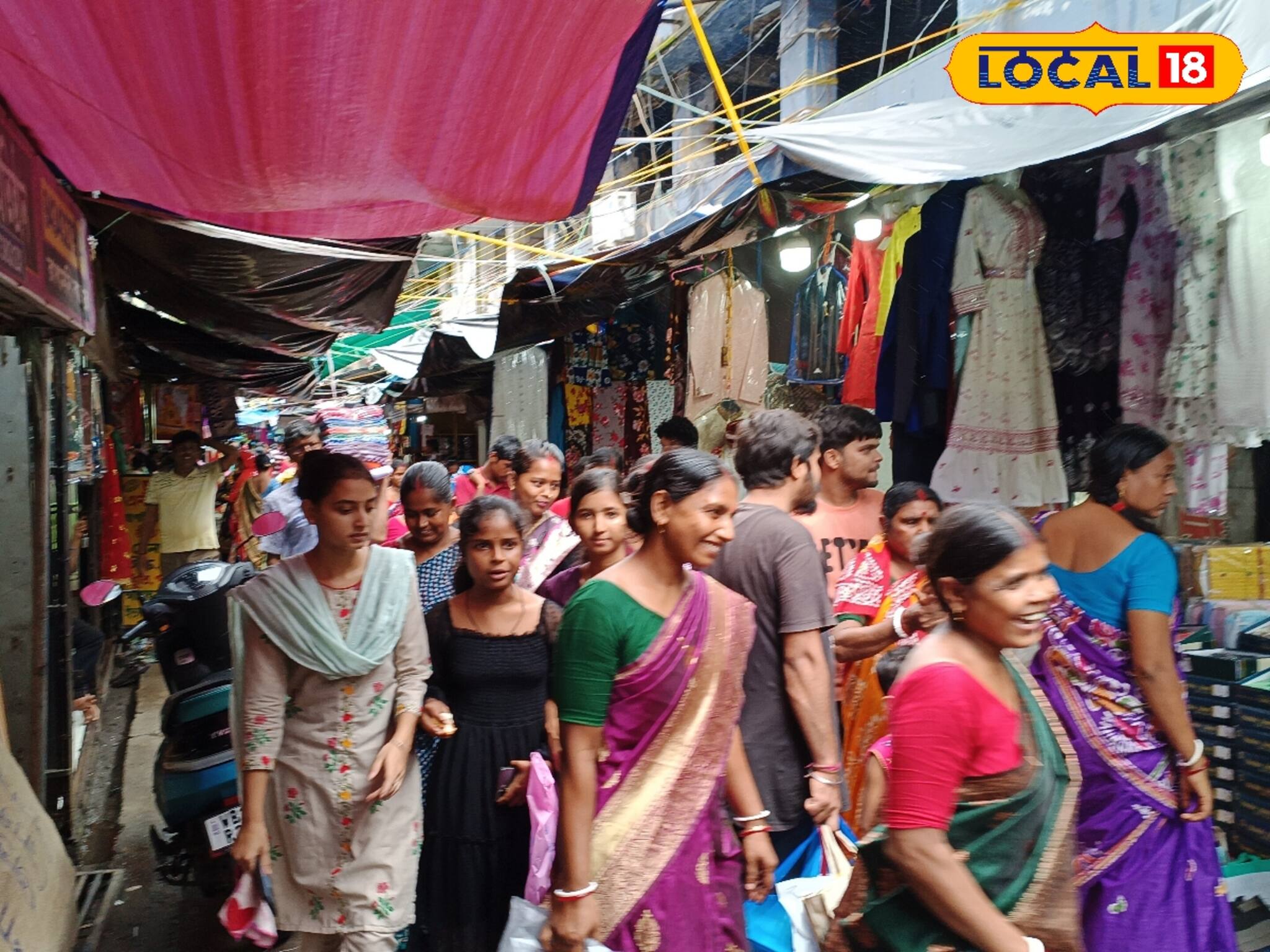 রেডিমেড পোশাকের সম্ভার! টুক করে ঘুরে আসুন রাধামনি বাজার থেকে, কোথায় জানুন