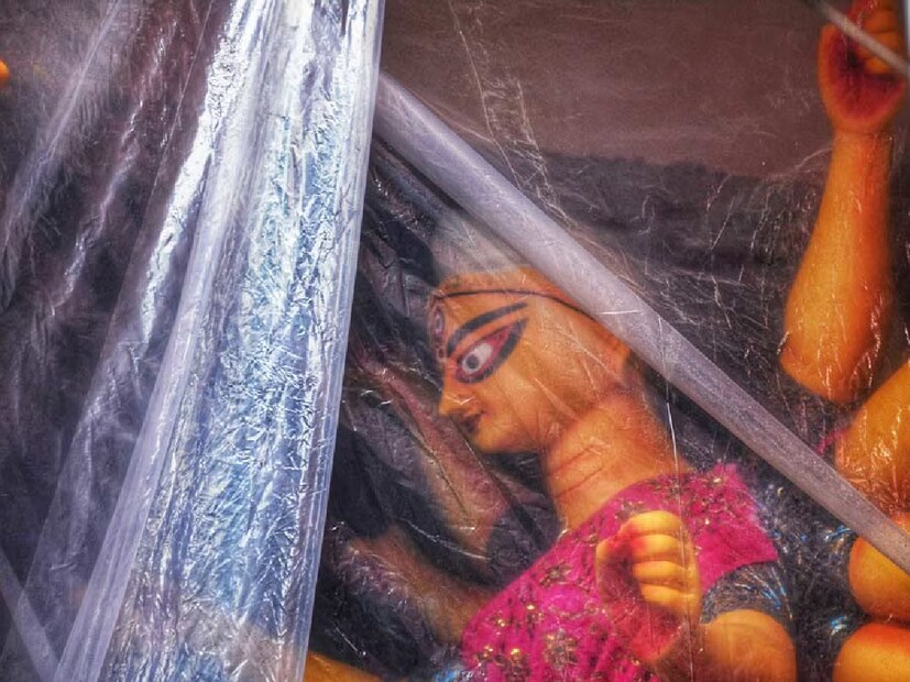 ★সোমবার সপ্তমী এবং মঙ্গলবার অষ্টমীতে বৃষ্টির সম্ভাবনা কম থাকবে। মূলত আংশিক মেঘলা আকাশ রৌদ্রজ্জ্বল আবহাওয়া। আর্দ্রতাজনিত অস্বস্তিভোগাতে পারে। নবমীর নিম্নচাপে কলকাতাতে ভারী বৃষ্টির সতর্কতা। এছাড়াও নদিয়া, উত্তর ও দক্ষিণ ২৪ পরগনা, পূর্ব ও পশ্চিম মেদিনীপুর, হাওড়া, হুগলি এবং ঝাড়গ্রামে ভারী বৃষ্টির আশঙ্কা। নবমীর রাত থেকে আবহাওয়ার পরিবর্তন। দশমী এবং একাদশী ভারী বৃষ্টিতে ভাসতে পারে দক্ষিণবঙ্গের একাধিক জেলা।