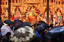 বাংলার সব জেলায় ঝড়-বৃষ্টির পূর্বাভাস, বৃষ্টির চিন্তা থাকছে পুজোতেও! আবহাওয়ার বড় খবর