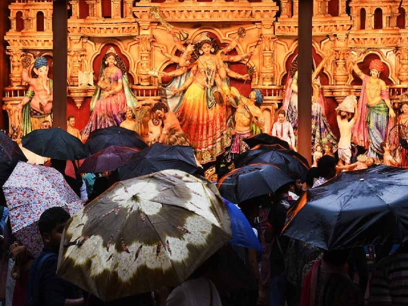 দক্ষিণ ২৪ পরগনা জেলাতে অতি ভারী বৃষ্টির সতর্কতা জারি করা হয়েছে। এছাড়াও নদিয়া, উত্তর ২৪ পরগনা, পূর্ব ও পশ্চিম মেদিনীপুর, হাওড়া এবং হুগলিতে ভারী বৃষ্টির আশঙ্কা রয়েছে। নবমীর রাত থেকে আবহাওয়ার পরিবর্তন হবে। দশমী এবং একাদশীর দিন ভারী বৃষ্টিতে ভাসতে পারে দক্ষিণবঙ্গের পশ্চিম দিকের একাধিক জেলা।