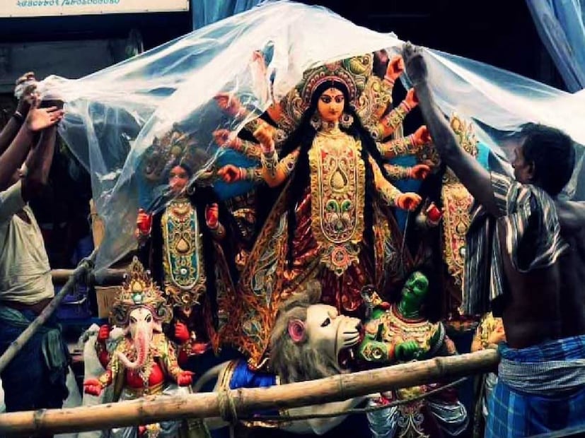 ★ নবমীর নিম্নচাপে পুজোর শেষ পর্যায়ে ভারী বৃষ্টি। নবমীর রাতে হাওয়া বদল। দশমী ও একাদশী ভাসতে পারে কলকাতা-সহ বাংলার বেশ কিছু জেলা।  একইসঙ্গে সমুদ্রে উত্তাল থাকবে। সমুদ্রে ঝড়ের গতিবেগ ৫০ থেকে ৬০ কিলোমিটার পর্যন্ত হতে পারে। মৎস্যজীবীদের ১ অক্টোবর সমুদ্রে যেতে নিষেধ করেছে আবহাওয়া দফতর। বাংলা এবং ওড়িশা মৎস্যজীবীদের জন্য নিষেধাজ্ঞা।