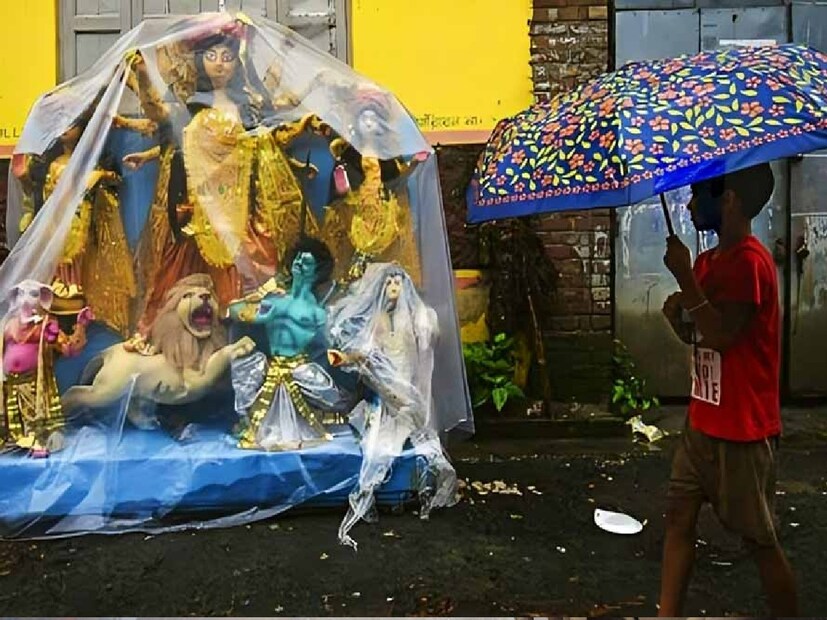 *কলকাতা-সহ দক্ষিণবঙ্গের জেলা গুলোতে বিক্ষিপ্ত ভাবে কয়েক পশলা বৃষ্টি ছাড়া সেপ্টেম্বর মাসের তৃতীয় সপ্তাহ থেকে ভারী বৃষ্টির সম্ভাবনা ক্ষীণ। নিম্নচাপ সৃষ্টি না হলে পুজোয় বৃষ্টি ব্যাঘাত ঘটাবে না বলেই অনুমান করা হচ্ছে । আপাতত সাগরে কয়েকটি ঘূর্ণাবর্ত সক্রিয় হওয়ার সম্ভাবনা রয়েছে তার প্রভাব মূল ভূখণ্ডের উপর পড়তে পারে। সেপ্টেম্বর মাসের দ্বিতীয় সপ্তাহ থেকে নতুন করে ঘূর্ণাবর্ত সৃষ্টির সম্ভাবনা কম।