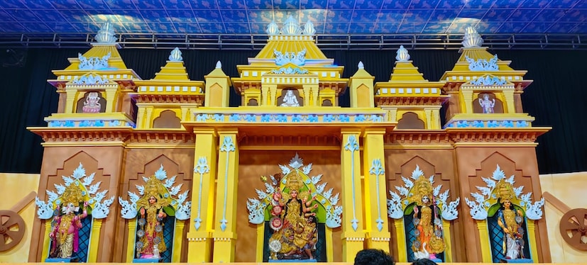 ২০২১ সালের ১৮ অক্টোবরে প্রতিষ্ঠিত, প্রবাসী সনাতনী ঐক্য পরিষদ সংযুক্ত আরব আমিরশাহিতে (UAE) প্রবাসী সনাতনীদের ঐক্যবদ্ধ করা এবং তাঁদের ঐতিহ্য রক্ষা করার ক্ষেত্রে একটি গুরুত্বপূর্ণ ভূমিকা পালন করে আসছে। এই প্রতিষ্ঠান ভবিষ্যৎ প্রজন্মের জন্য ধর্ম, সংস্কৃতি ও উৎসব প্রচার ও সংরক্ষণে বরাবরই উদ্যোগী ভূমিকা নিয়ে এসেছে।