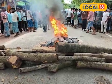 রাস্তা অবরোধ করে বিক্ষোভ