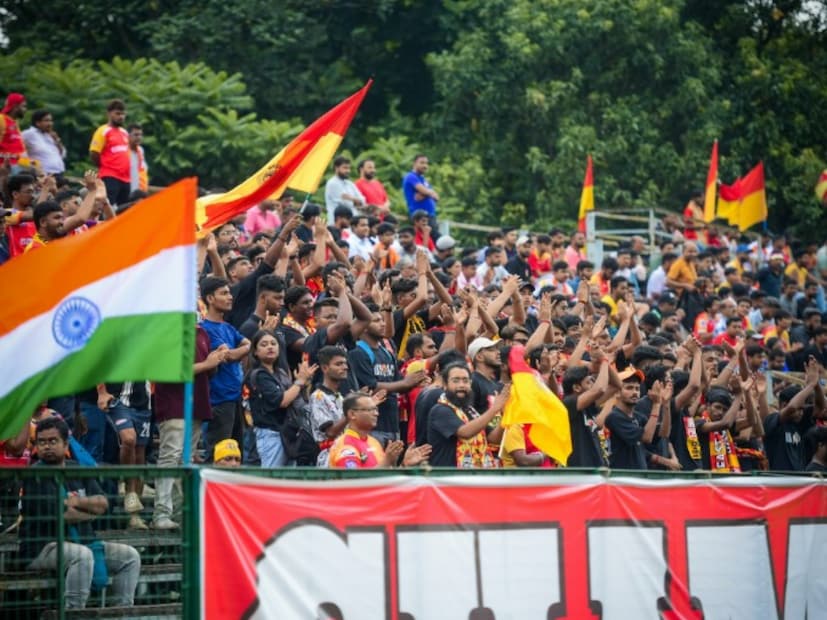 গতবারের সিএফএল চ্যাম্পিয়ন হওয়ায় ৪১তম কলকাতা লিগ টাইটেল ঘরে তোলে ইস্টবেঙ্গল। আর এবার ৪২ টম টাইটেল এল লাল-হলুদ তাবুতে। খুশির আমেজ লাল-ফ্যানেদের। (Photo Courtesy- East Bengal X)