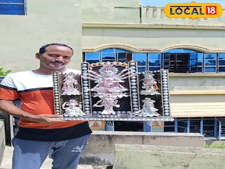 ফেলে দেওয়া ওষুধের প্যাকেট দিয়ে দুর্গা প্রতিমা! স্কুল শিক্ষকের তাক লাগানো হাতের কাজ দেখুন