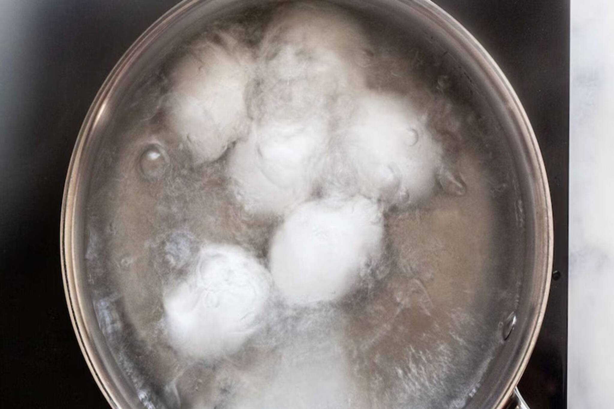 ডিম সেদ্ধ করে খোসা ছাড়াতে নাজেহাল, সব সময়েই এবড়োখেবড়ো হয়ে ওঠে?এই টিপস সঙ্গে রাখলেই মাখন