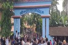 ছাত্রীরা পড়া না পাড়ায় চটে গেলেন ইংরেজি স্যার! শেষে ২১ জন পড়ুয়াকে নিয়ে হাসপাতালে ছুটল