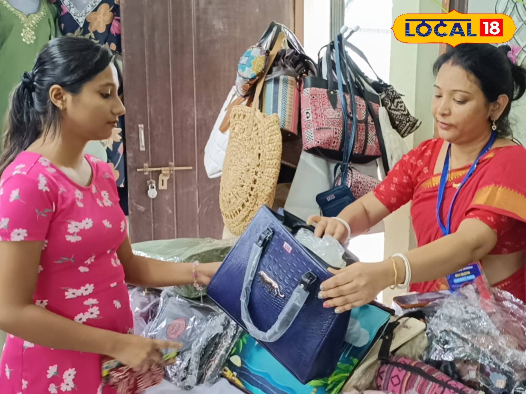 এক ছাদের তলায় বৈচিত্র্যময় পণ্যের সম্ভার, পুজোর আগে শপিং মিস করবেন না