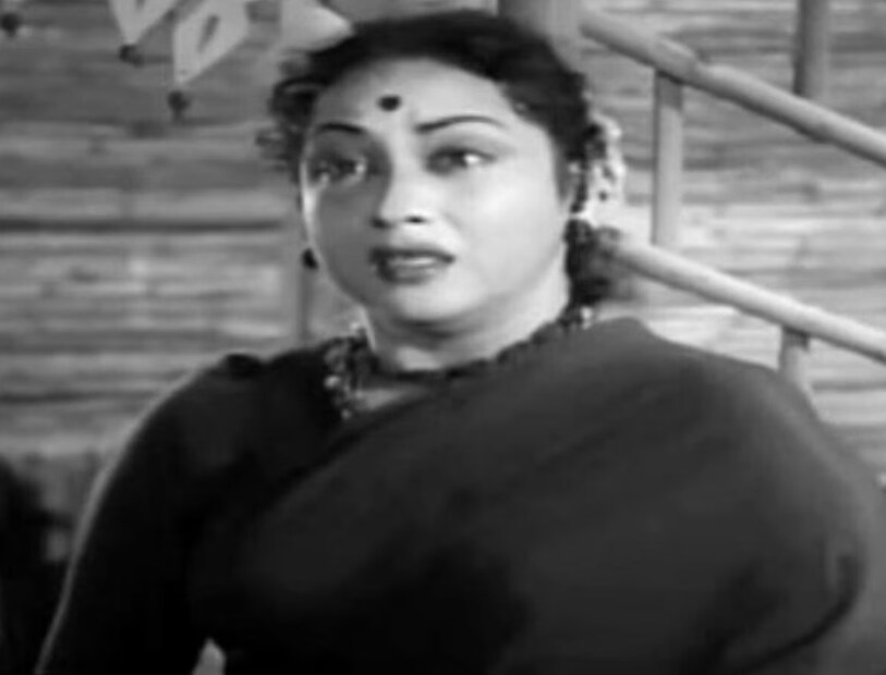 মাত্র ১২ বছর বয়সে তিনি সম্পূর্ণ রামায়ণম (১৯৩৬) ছবিতে সীতার ভূমিকায় অভিনয় করেন। এই চলচ্চিত্র থেকে তিনি ৩০০ টাকা পারিশ্রমিক পেয়েছিলেন, যা সেই সময়ে একটি রীতিমতো বড়সড় অঙ্ক ছিল, যা নায়কের আয়কেও ছাড়িয়ে গিয়েছিল। এর পর কেরিয়ারে গতি আসে ১৯৪২ সালের বাল নাগাম্মা এবং ১৯৪৭ সালের মিস মালিনী চলচ্চিত্রের বক্স অফিসে সুবিশাল সাফল্যের মাধ্যমে, পুষ্পাবলী নিজেকে দৃঢ়ভাবে প্রতিষ্ঠিত করেন ছবির জগতে।