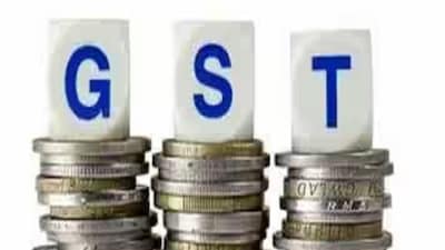 সেপ্টেম্বরে জিএসটি হার কমানোর ঘোষণার পর এমএসএমই মন্ত্রক এই প্রস্তাবগুলো অর্থ মন্ত্রকের কাছে পাঠিয়েছে। মিন্ট জানিয়েছে, এই সময়টি তাৎপর্যপূর্ণ, কারণ ৫০% পর্যন্ত মার্কিন শুল্ক ছোট রফতানিকারকদের উপর চাপ বাড়িয়েছে। ভারতে প্রায় ৭৩ মিলিয়ন এমএসএমই রয়েছে, যা জিডিপিতে প্রায় ৩০% অবদান রাখে এবং মোট রফতানির প্রায় ৪৫% এর জন্য দায়ী। মিন্ট জানিয়েছে, সংবাদ প্রকাশের সময় পর্যন্ত অর্থ এবং এমএসএমই মন্ত্রণালয়ে পাঠানো প্রশ্নের কোনও উত্তর পাওয়া যায়নি।