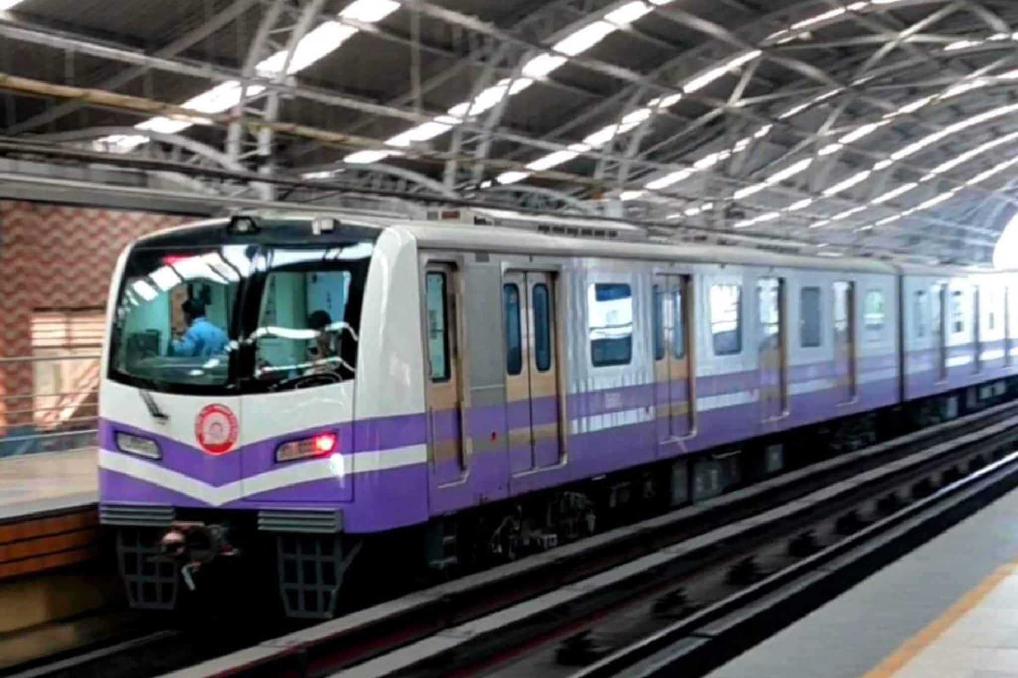 অফিস টাইমে ফের বন্ধ মেট্রো পরিষেবা, দুর্ভোগে ক্ষুব্ধ নিত্যযাত্রীরা