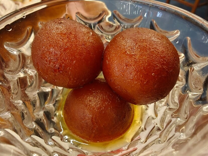 উৎসবের সমাপ্তি মিষ্টিমুখেই হয়, সে কথা মাথায় রেখে সিজলিং ব্রাউনি এবং আইসক্রিমের সঙ্গে গরম গোলাপ জামুনের মতো মিষ্টির যুগলবন্দিও খাদ্যপ্রেমীদের অপেক্ষায় রয়েছে।