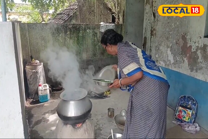 এই সবজি পরের দিন খাবারে ব্যবহার করা হবে। জানা যায়, এই 'কমিউনিটি বাস্কেট' করার উদ্দেশ্য হল, উপভোক্তারা যাতে ICDS-এর সঙ্গে যোগাযোগে থাকেন। সেই কারণেই এমনটা করা হয়েছে। (ছবি ও তথ্যঃ অনিকেত বাউরী)