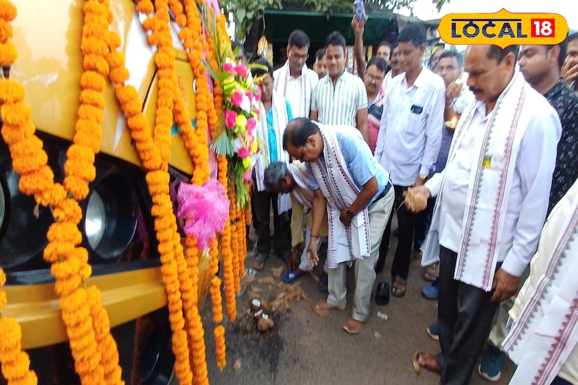 বাসটি লোধাশুলি বাস স্ট্যান্ড থেকে ছেড়ে গোয়ালমারা, রগড়া, রোহিনী, কুলটিকরী, কেশিয়াড়ি, বেলদা হয়ে সরাসরি ভুবনেশ্বরে পৌঁছাবে। প্রথম দিনেই বাসটি যাত্রীতে ভর্তি হয়ে যায় বলে জানান আর.টি.এ বোর্ডের সদস্য অনুপ মাহাত। (ছবি ও তথ্য - তন্ময় নন্দী)