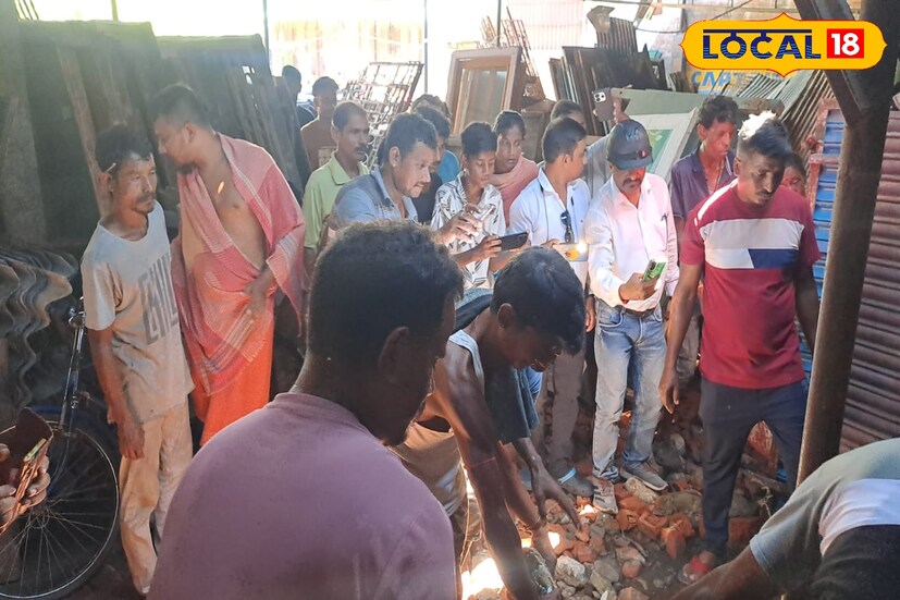 সকালবেলায় দোকানের দরজা খুলতেই দেখা যায়—ঘরের ভেতর ঝুলছে প্রায় ১৭ ফুট লম্বা অজগর। মুহূর্তের মধ্যেই এলাকায় চাঞ্চল্য ছড়ায়। প্রথমে ভয় পেয়ে যায় স্থানীয়রা, তারপর কৌতূহল চেপে রাখতে না পেরে অজগর দেখতে ভিড় জমায় সবাই। 