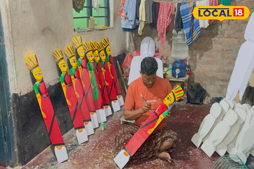 পূর্ব বর্ধমান জেলার পূর্বস্থলীর নতুনগ্রাম সুপরিচিত কাঠপুতুলের গ্রাম নামে। প্রজন্মের পর প্রজন্ম ধরে এই গ্রামবাসীরা কাষ্ঠশিল্পের সঙ্গে যুক্ত রয়েছেন। কাঠের টুকরোকে রঙ, আকার ও কল্পনার ছোঁয়ায় জীবন্ত করে তোলেন তাঁরা। তথ্য ও ছবি: বনোয়ারীলাল চৌধুরী