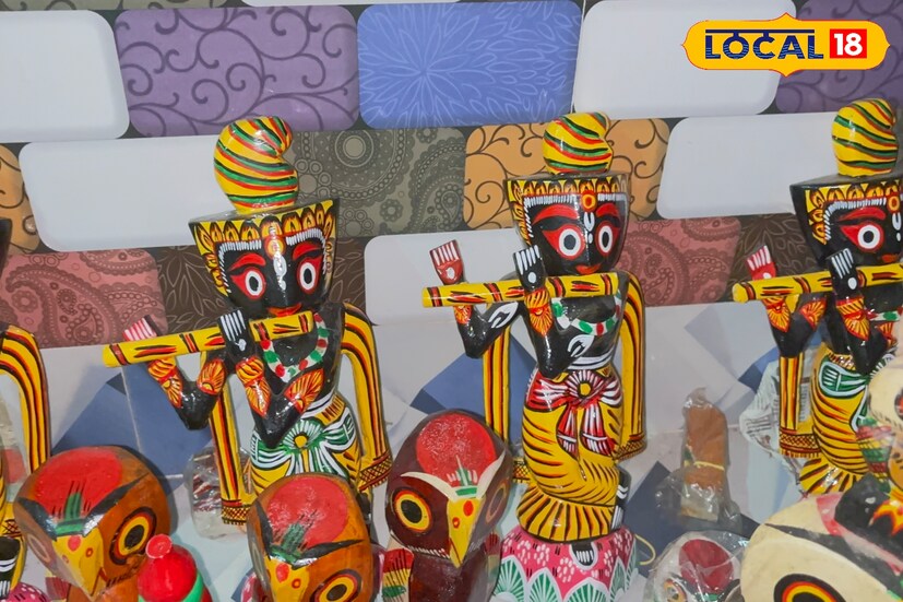 প্রতিবছর দুর্গাপুজোর আগে এই শিল্পীদের ব্যস্ততা বেড়ে যায় বহুগুণে। কারণ, দুর্গাপুজো ঘিরেই তাঁদের আয়ের বড় উৎস তৈরি হয়। কাঠের নানা জিনিস বানিয়ে তাঁরা প্রস্তুত থাকেন উৎসবের সময় বিপুল চাহিদা মেটানোর জন্য। তথ্য ও ছবি: বনোয়ারীলাল চৌধুরী