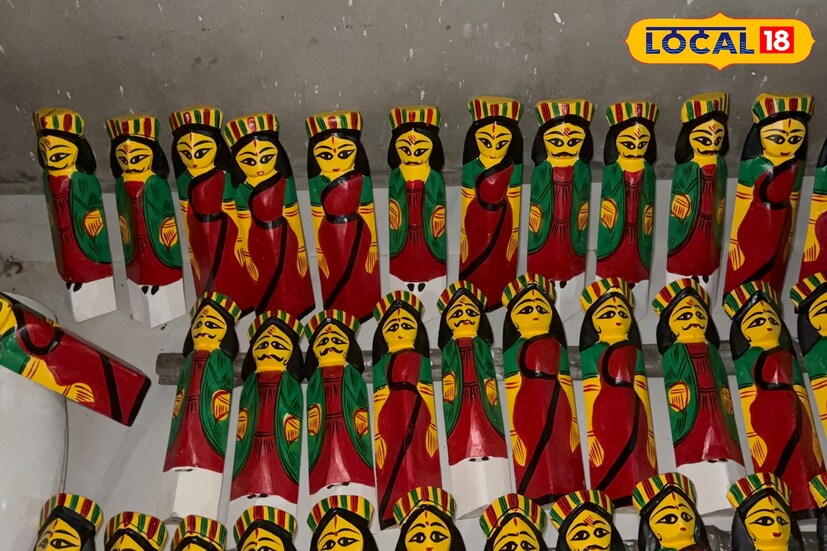 পুজোর দিনগুলিতে তাঁরা রাজ্যের বিভিন্ন জেলায় গিয়ে কাঠের জিনিসের পসরা সাজিয়ে বসেন। ক্রেতাদের ভিড়ে সেসব শিল্পকর্ম বিক্রি করে তাঁরা উপার্জন করেন বছরের বড় অংশের আয়। নিজেদের তৈরি শিল্পকর্মে অন্যদের ঘর শোভিত করতে পারাই তাঁদের কাছে আনন্দ। তথ্য ও ছবি: বনোয়ারীলাল চৌধুরী