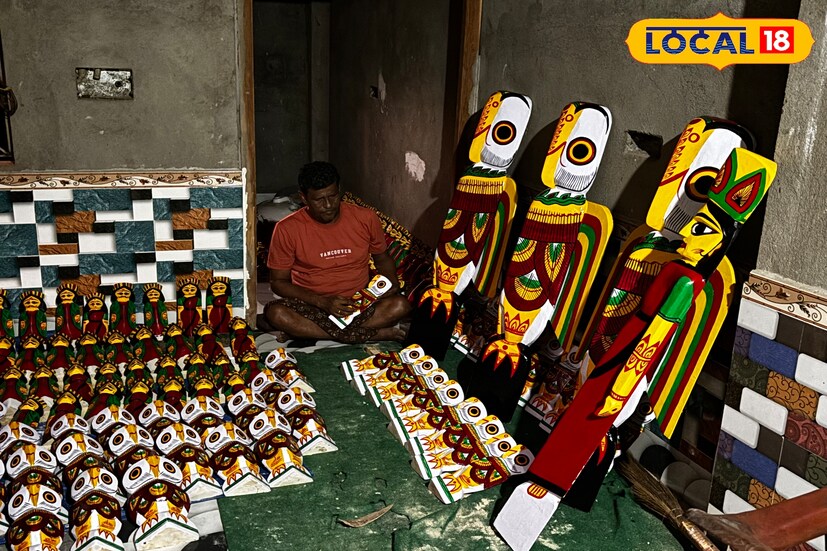 দুর্গাপুজো বাঙালির শ্রেষ্ঠ উৎসব। কয়েকটা দিন বাঙালির জীবনে আনন্দের বন্যা বইয়ে আনে। কিন্তু যখন গোটা রাজ্য আনন্দে মেতে ওঠে, তখন নতুনগ্রামের শিল্পীরা গ্রাম ছেড়ে বেরিয়ে পড়েন রোজগারের খোঁজে। তথ্য ও ছবি: বনোয়ারীলাল চৌধুরী