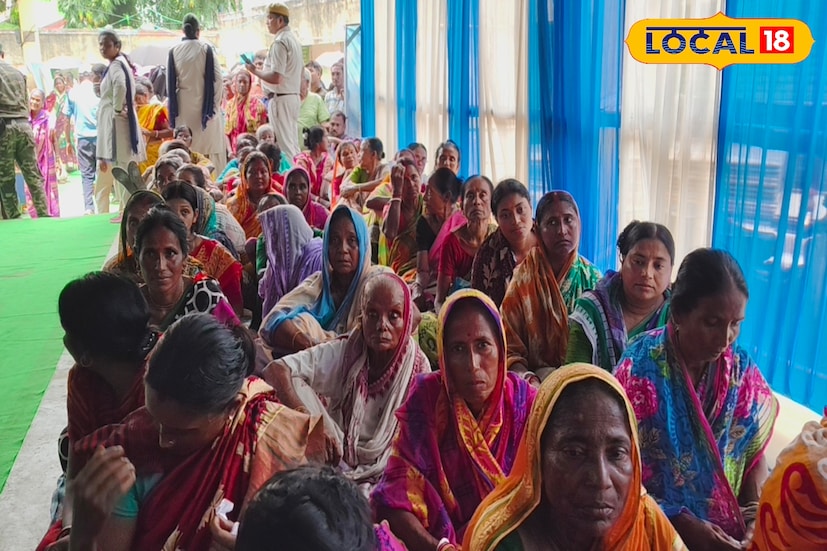 মনসুকা, সুলতানপুরের একঢেলে মোড় এবং ইড়পালা সহ একাধিক বন্যা কবলিত এলাকায় পুলিশ প্রশাসন সরাসরি পৌঁছে গিয়ে বন্যা দুর্গত মানুষদের হাতে নতুন পোশাক তুলে দেয়। (ছবি ও তথ্যঃ মিজানুর রহমান)
