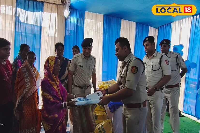 পুজোর আগে নতুন পোশাক পেয়ে খুশি বন্যা দুর্গত মানুষজন। জলবন্দি অবস্থায় থেকেও উৎসবের আগে পুলিশের এই মানবিক উদ্যোগ তাঁদের মনে নতুন আনন্দ জাগিয়ে তুলেছে। (ছবি ও তথ্যঃ মিজানুর রহমান)