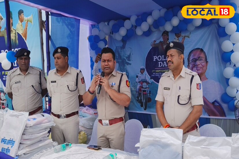 পশ্চিম মেদিনীপুর, মিজানুর রহমানঃ শিলাবতী নদীর জল কমতে শুরু করলেও ঘাটালের বেশ কয়েকটি এলাকা এখনও জলবন্দি। নীচু অঞ্চলগুলিতে মানুষের চলাফেরা এখনও ডিঙি কিংবা নৌকার উপর নির্ভরশীল। এই পরিস্থিতিতে পুজোর আগে আশার আলো নিয়ে পাশে দাঁড়াল জেলা পুলিশ। 