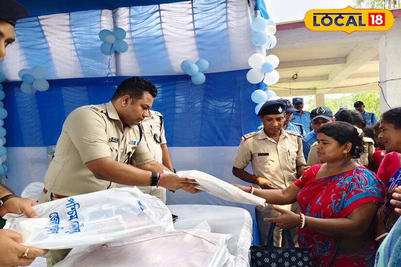 পুলিশ দিবসকে সামনে রেখে পশ্চিম মেদিনীপুর জেলা পুলিশের পক্ষ থেকে ঘাটালের বন্যা দুর্গত মানুষের হাতে তুলে দেওয়া হল নতুন পোশাক। প্রশাসনের দাবি, প্রায় দশ হাজার মানুষের কাছে পৌঁছেছে এই সাহায্য। (ছবি ও তথ্যঃ মিজানুর রহমান)
