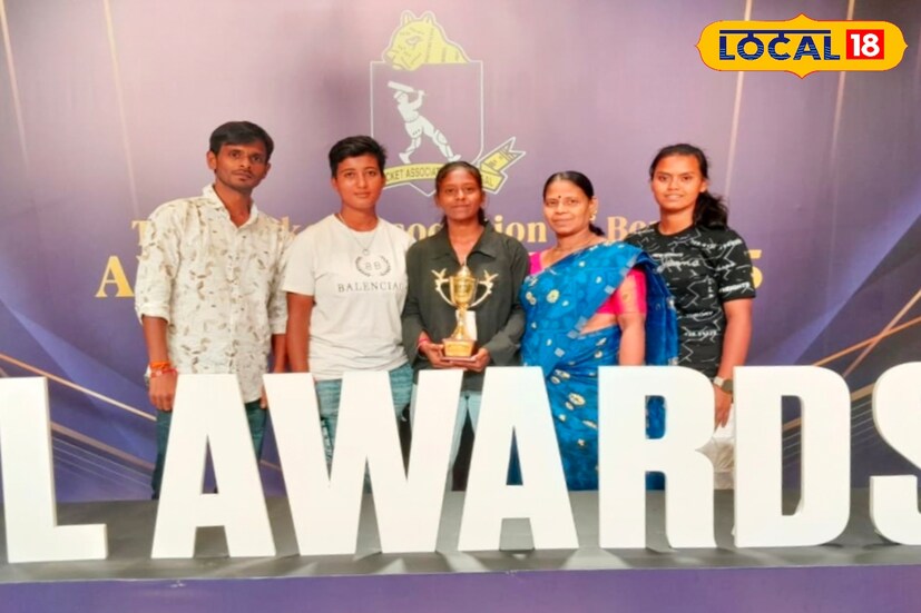 মালদহের কালিয়াচক থানার কালিকাপুর গ্রামের মেয়ে রিয়া কান্তি (১৮)। পরিবারে রয়েছে মা সুমোলা কান্তি। প্রায় ১৩ বছর আগে বাবা মারা যান। আর্থিক অনটন সত্ত্বেও মেয়ের পড়াশোনা চালিয়ে যান মা সুমোলা কান্তি। মা সুমোলা কান্তি বলেন, 