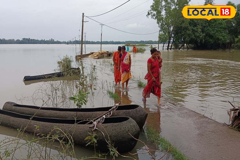 স্কুল-কলেজে যাওয়া, বাজার থেকে নিত্যপ্রয়োজনীয় জিনিস আনা কিংবা জরুরি স্বাস্থ্য পরিষেবা নেওয়ার জন্যও বাসিন্দাদের সেই ডুবে থাকা রাস্তা পেরিয়েই যাতায়াত করতে হচ্ছে। ফলে স্বাভাবিক জীবনযাত্রা ব্যাহত হচ্ছে।( ছবি ও তথ্য মিজানুর রহমান )