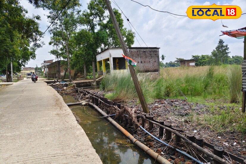 স্থানীয় বাসিন্দা সুখদেব জানা জানান, “বন্যার জল নেমে গেলেও দুর্দশা এখনও কাটেনি। রাস্তাঘাটে ঠিকমতো যাওয়া যাচ্ছে না। প্রশাসন যেন দ্রুত ব্যবস্থা নেয়।” তার মতো আরও অনেকে ক্ষোভ উগরে দিয়ে বলেন, ঘাটালের মানুষ বছরের পর বছর একই সমস্যার মুখোমুখি হচ্ছেন।( ছবি ও তথ্য মিজানুর রহমান )
