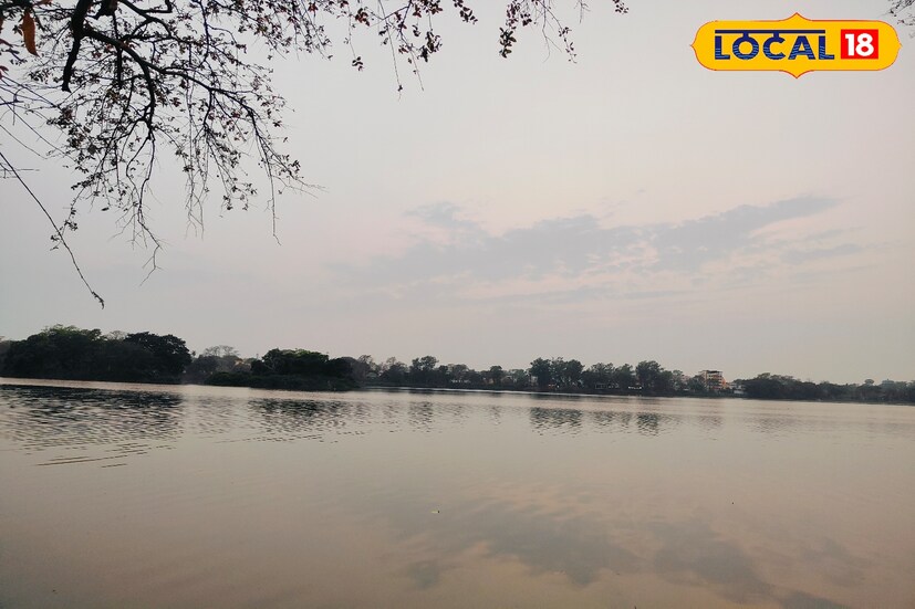দক্ষিণবঙ্গের জেলাগুলিতে বজ্রবিদ্যুৎ-সহ বৃষ্টির খেলা চলবে আপাতত। ‌বজ্রবিদ্যুৎ সহ বৃষ্টির সঙ্গে ৩০ থেকে ৪০ কিলোমিটার গতিবেগে দমকা ঝোড়ো বাতাস বইতে পারে। স্বস্তি নেই কোথাও। ‌ ছবি ও তথ্য সংগ্রহে - শর্মিষ্ঠা ব্যানার্জি
