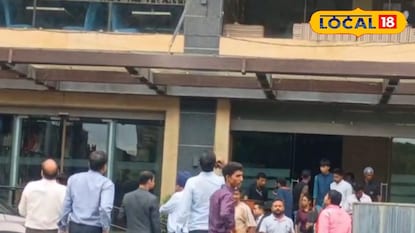 চাঞ্চল্য ছড়ালো হোটেলের বাইরে