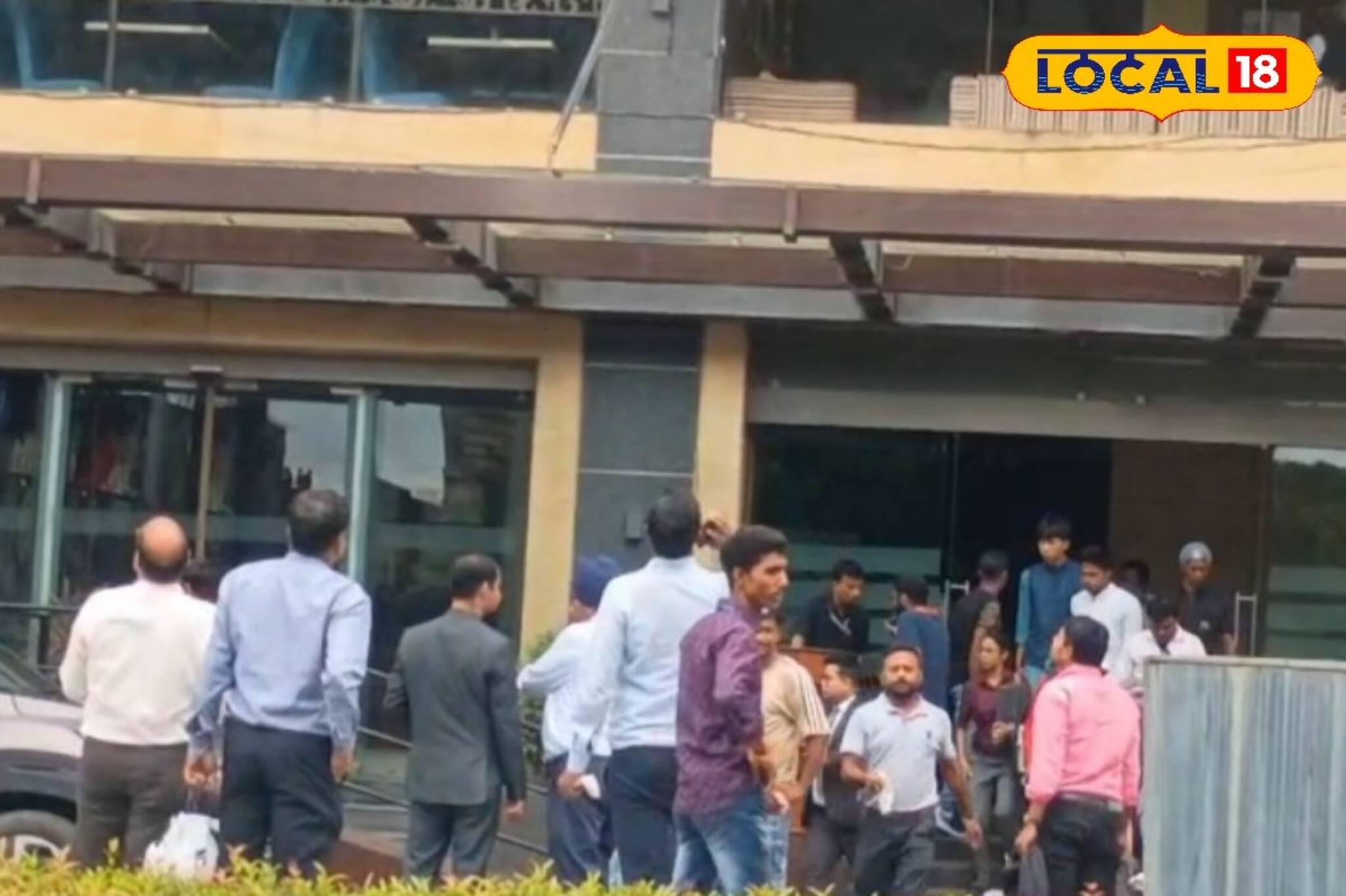 বাগুইআটির হোটেলে অগ্নিকাণ্ড, খবর করতে গিয়ে আক্রান্ত সংবাদ মাধ্যম