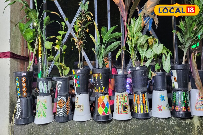 বাড়ি সাজাতে আমরা সবাই ভালবাসি। তার সঙ্গে বাড়িতে ছোট করে হলেও আমাদের বাগান তৈরি করতে ভাললাগে। জায়গার অভাবে বাড়ির ছাদে হোক বা বাড়ির বারান্দায় ছোট ছোট চারা গাছ লাগিয়েও বাগান তৈরীর পরিকল্পনা নিয়ে থাকেন অনেকে। এবার আপনি বাড়িকেও সাজিয়ে তুলতে পারবেন বাহারি গাছ ও ফুলের গাছ দিয়ে। (ছবি ও তথ্য - রিন্টু পাঁজা) 