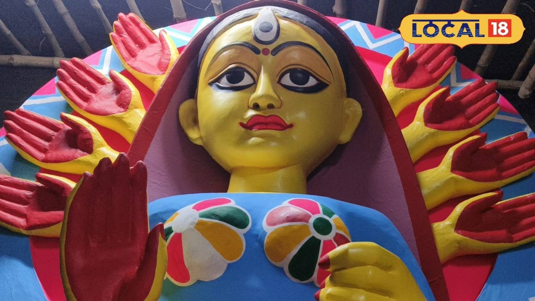 কাগজ দিয়ে ১২ ফুটের পরিবেশ বান্ধব দুর্গা প্রতিমা গড়ে তাক লাগাচ্ছে দুর্গাপুরের শিল্পী বাপি