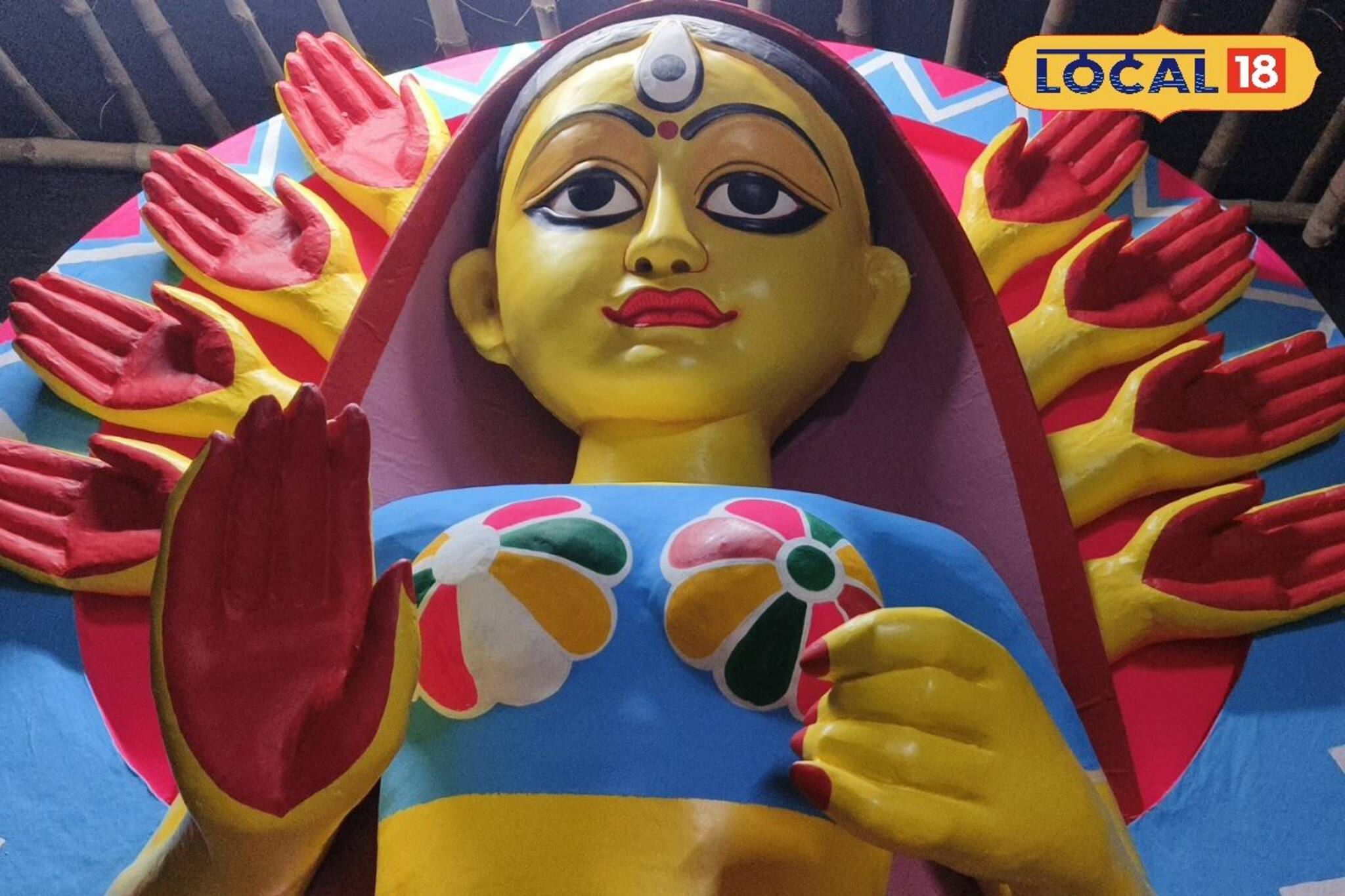 কাগজ দিয়ে ১২ ফুটের পরিবেশ বান্ধব দুর্গা প্রতিমা গড়ে তাক লাগাচ্ছে দুর্গাপুরের শিল্পী বাপি