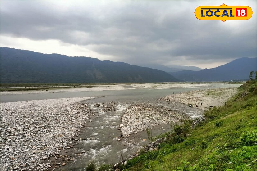 জলপাইগুড়ি:জলপাইগুড়িতে আগামী কয়েক দিন বৃষ্টিসহ বজ্রঝড় হতে পারে এবং তাপমাত্রা ২৬-৩৪ ডিগ্রি সেলসিয়াসের মধ্যে থাকবে। আকাশ সাধারণত মেঘলা থাকার সম্ভাবনা রয়েছে, যেখানে হালকা বৃষ্টিপাতও হতে পারে।  