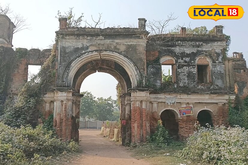 *মুর্শিদাবাদ, কৌশিক অধিকারী: মুর্শিদাবাদ জেলার অন্যতম রাজ পরিবার সোনারুন্দি রাজবাড়ি। তবে বর্তমানে এই রাজবাড়ির অন্যতম আকর্ষণ মাছের দীঘি, যা কিশোরী সাগর নামেই পরিচিত। পুজোর ছুটিতে একদিন গিয়ে দেখে আসুন পেল্লায় সাইজের বড় বড় মাছ।