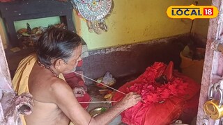 সামনে মা মহামায়ার শিলামূর্তি, পুজো করছেন পুরোহিত সামনে মা মহামায়ার শিলামূর্তি, পুজো করছেন পুরোহিত