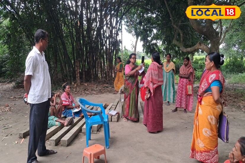 এই সমস্যা শুধু পূর্বস্থলী পর্যন্ত সীমাবদ্ধ নয়। কাটোয়াতেও একই ছবি। সূত্র মারফৎ জানা গিয়েছে, কাটোয়া-১ ব্লকে ২৮৮টি অঙ্গনওয়াড়ি কেন্দ্র আছে। এর মধ্যে মাত্র ৬৭টির নিজস্ব ভবন রয়েছে। বাকি ২২১টি কেন্দ্র কারও বাড়ির উঠোনে, কারও গোয়ালঘরে চলছে। মূল সমস্যা হচ্ছে জমি। জমি না থাকায় অঙ্গনওয়াড়ি কেন্দ্রের জন্য স্থায়ী ভবন গড়ে ওঠেনি। অথচ এখানে প্রতিদিন অসংখ্য শিশুর প্রাথমিক শিক্ষা ও পুষ্টির দায়িত্ব সামলাতে হয়। (ছবি ও তথ্যঃ বনোয়ারীলাল চৌধুরী)
