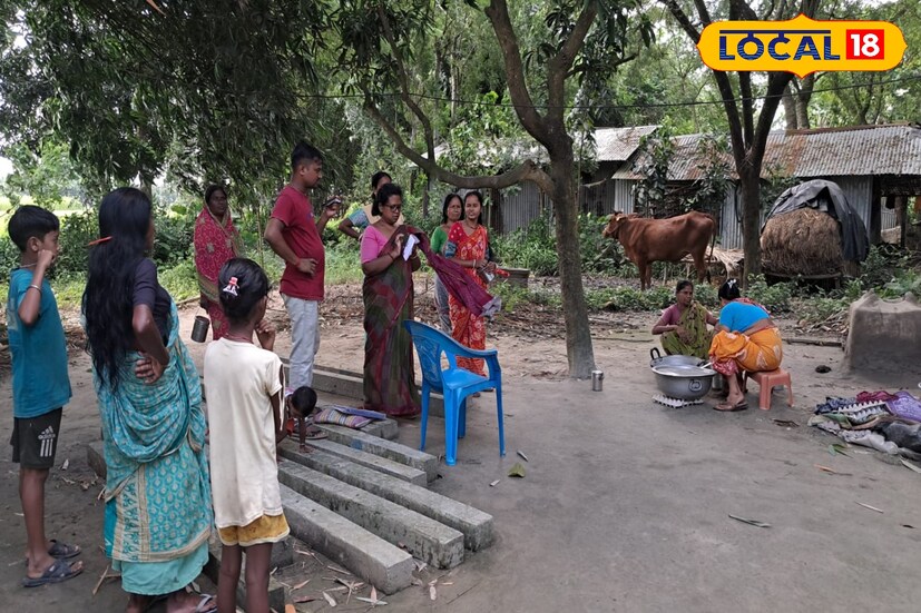 স্থানীয় বাসিন্দা আলো রায় ও ফুলকুমারি রায় জানান, 'আমাদের উপায় নেই। খোলা আকাশের নীচে রান্নাবান্না হয়। সেই খাবারই আমাদের শিশুদের খেতে দিতে হয়। কিন্তু বৃষ্টি হলে খুব সমস্যায় পড়তে হয়'। অভিভাবকদের একাংশ ক্ষোভ প্রকাশ করে বলছেন, যেখানে শিশুদের পুষ্টির জন্য রান্না হচ্ছে, সেই জায়গা যদি সুরক্ষিত না হয়, তাহলে কীভাবে চলবে? (ছবি ও তথ্যঃ বনোয়ারীলাল চৌধুরী)