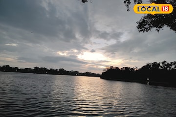 বাংলার কাছেই মৌসুমী অক্ষরেখা! বহাল রইল বৃষ্টি, কোন কোন জেলা ভিজবে?কোন জেলায় উঠতে পারে ঝড় বাংলার কাছেই মৌসুমী অক্ষরেখা! বহাল রইল বৃষ্টি, কোন কোন জেলা ভিজবে?কোন জেলায় উঠতে পারে ঝড়