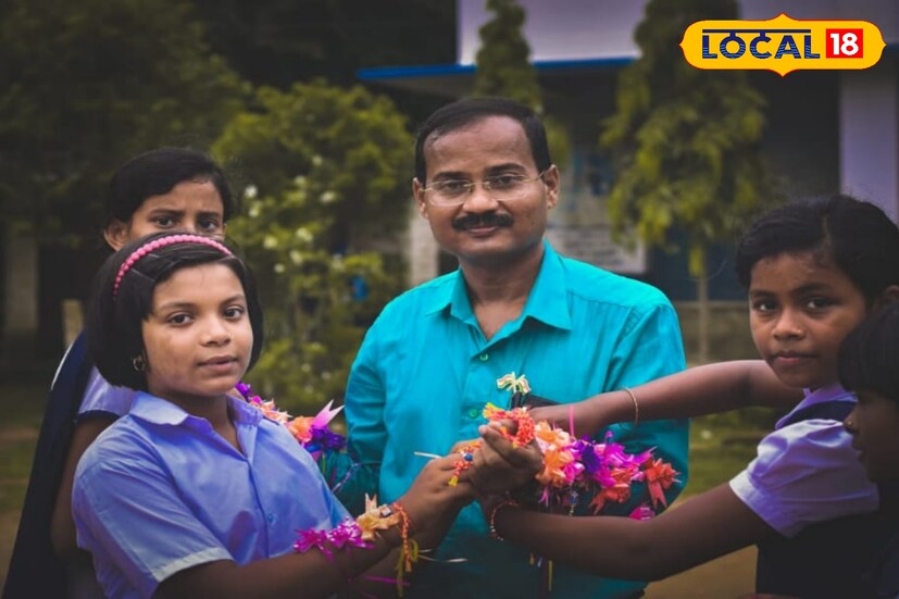 গ্রামে গ্রামে ঘুরে অভিভাবক ও ছাত্রছাত্রীদের সঙ্গে নিয়মিত কথা বলেছেন। তিনি জানতে চেয়েছেন, স্কুলে আসতে কোনও সমস্যা হচ্ছে কি না। অনেক সময় দূরত্ব, আর্থিক সংকট কিংবা অজ্ঞতার কারণে ছাত্রছাত্রীরা স্কুলছুট হচ্ছিল। এসব বাধা কাটাতে তিনি নিরলস চেষ্টা চালিয়ে যাচ্ছেন। বাড়ি বাড়ি গিয়ে বোঝানোর ফলে বহু পরিবার সন্তানদের আবার স্কুলে পাঠিয়েছে। 