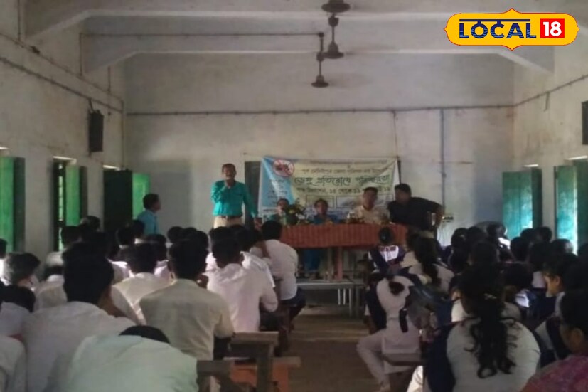 গ্রামে কোথাও বাল্যবিবাহের খবর পেলে নিরঞ্জন মান্না সরাসরি সেই বাড়িতে পৌঁছে গিয়েছেন। পরিবারের সঙ্গে কথা বলে তিনি মেয়েদের পড়াশোনার ব্যবস্থা করেন। তার প্রচেষ্টায় এখনো পর্যন্ত প্রায় ৩০টি বাল্যবিবাহ রোধ করা গেছে। শুধু তাই নয়, তিনি মেয়েদের উচ্চশিক্ষার প্রতি উৎসাহিত করেছেন। আজ অনেক পরিবার নির্ভয়ে কন্যাসন্তানকে স্কুলে পাঠাচ্ছে। শিক্ষকের এই মানবিক লড়াই সমাজকে অন্য দিশা দেখাচ্ছে।