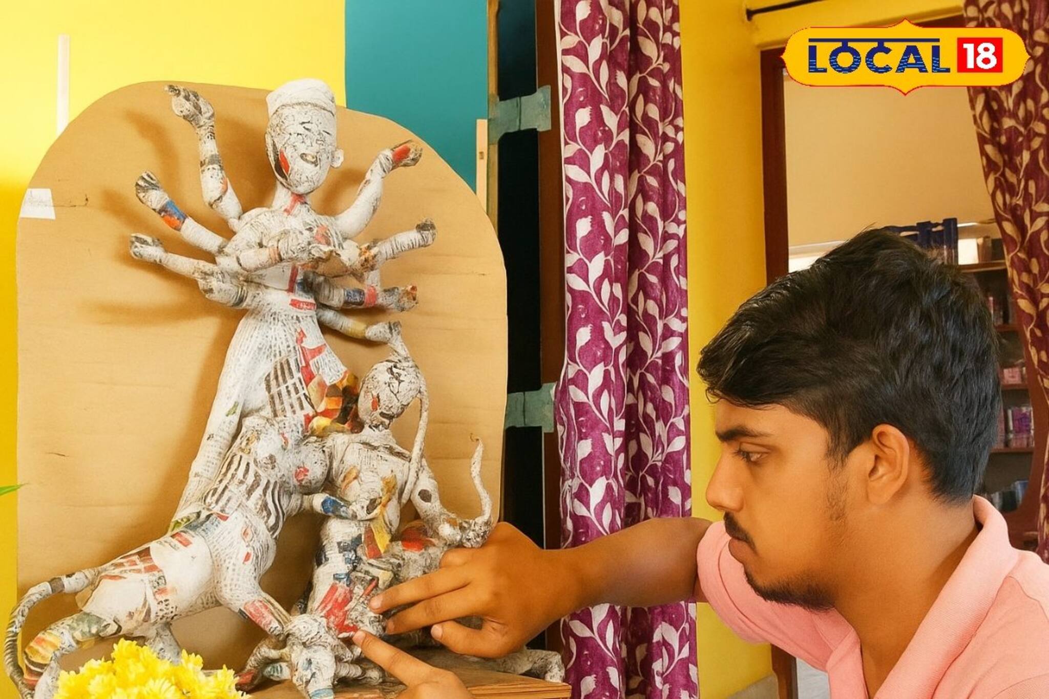 এ দুর্গা মাটির নয়! কীসের জানেন? পরিবেশবান্ধব মূর্তি গড়ে পুজো স্কুল পড়ুয়ার!