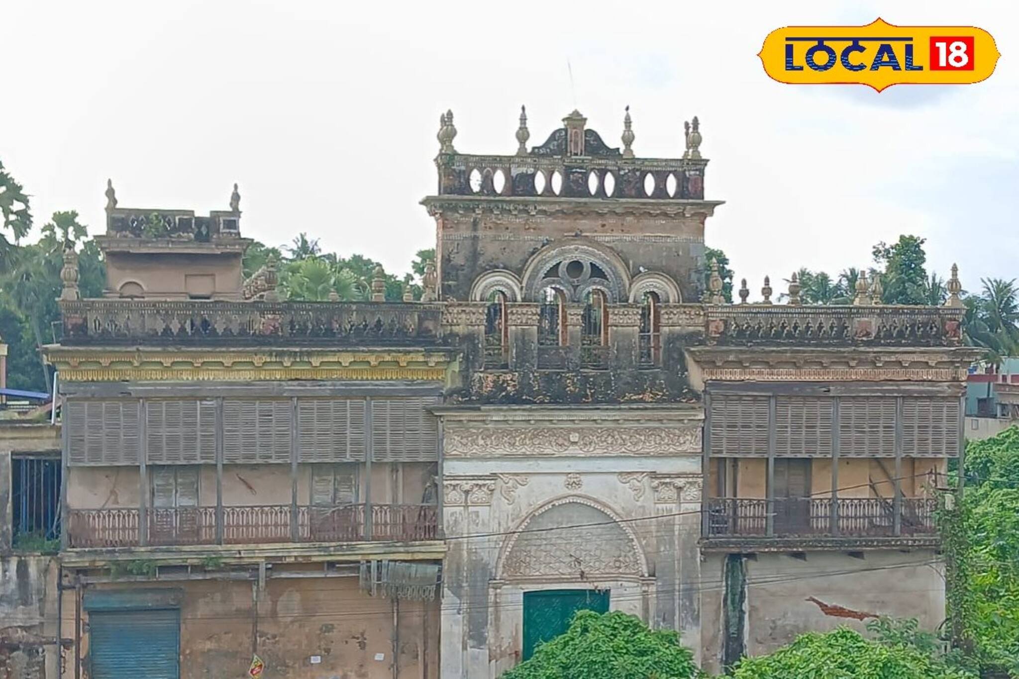 ঐতিহ্যের গন্ধমাখা বর্ধমানের দাস বাড়ির দুর্গাপুজো,মহাঅষ্টমীর সন্ধিপুজোয় ওড়ে শঙ্খচিল
