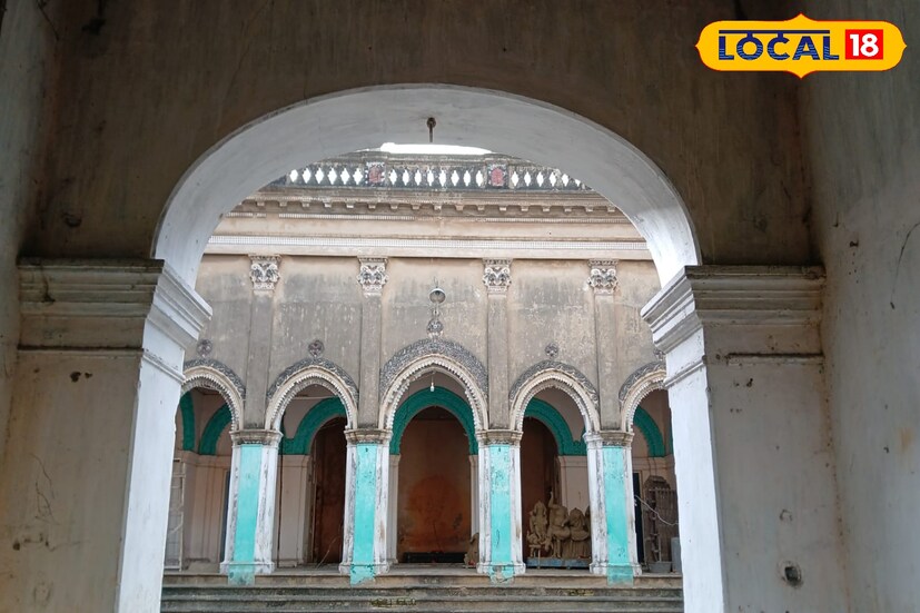 জানা যায়, স্বপ্নাদেশ মোতাবেক তৈরি হয় মূর্তি। একচালার কাঠামোয় বসে থাকা দেবীর ডান পাশে বসে আছেন দেবাদিদেব মহাদেব। শিব-পার্বতীর দুপাশে লক্ষ্মী আর সরস্বতী। তাঁদের নীচে বসে কার্তিক আর গণেশ। দেবী এখানে মহিষাসুরমর্দিনী নয়, দাস পরিবারে হয় হরগৌরীর আরাধনা। জমিদার ব্রজেন্দ্রলাল দাসের কোনও পুত্র সন্তান ছিল না। কথিত আছে দেবীর সেই স্বপ্নাদেশের পর মহাসমারোহে হরগৌরী মূর্তি তৈরি করে পুজোর পরই ব্রজেন্দ্রলাল দাস পুত্রলাভ করেন।