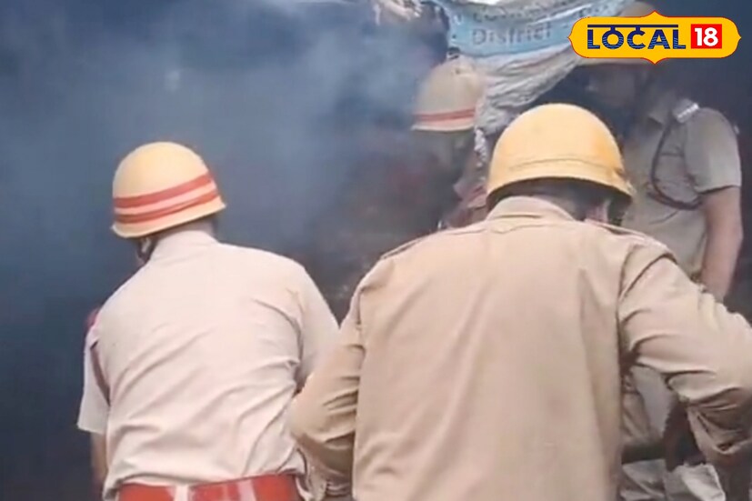 জানা গেছে, গ্রামের বাসিন্দা মৃদুলা বাউরী নিজের বাড়িতে রান্না করছিলেন। সেই সময় আচমকাই গ্যাস সিলিন্ডার থেকে গ্যাস লিক করে আগুন লেগে যায়। মুহূর্তের মধ্যেই আগুনের লেলিহান শিখা রান্নাঘরের একাংশ গ্রাস করে। (ছবি ও তথ্য: শান্তনু দাস)
